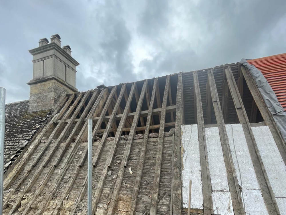 Collyweston re-slate Grade ll Listed Maor House in Northamptonshire - The slate removal process