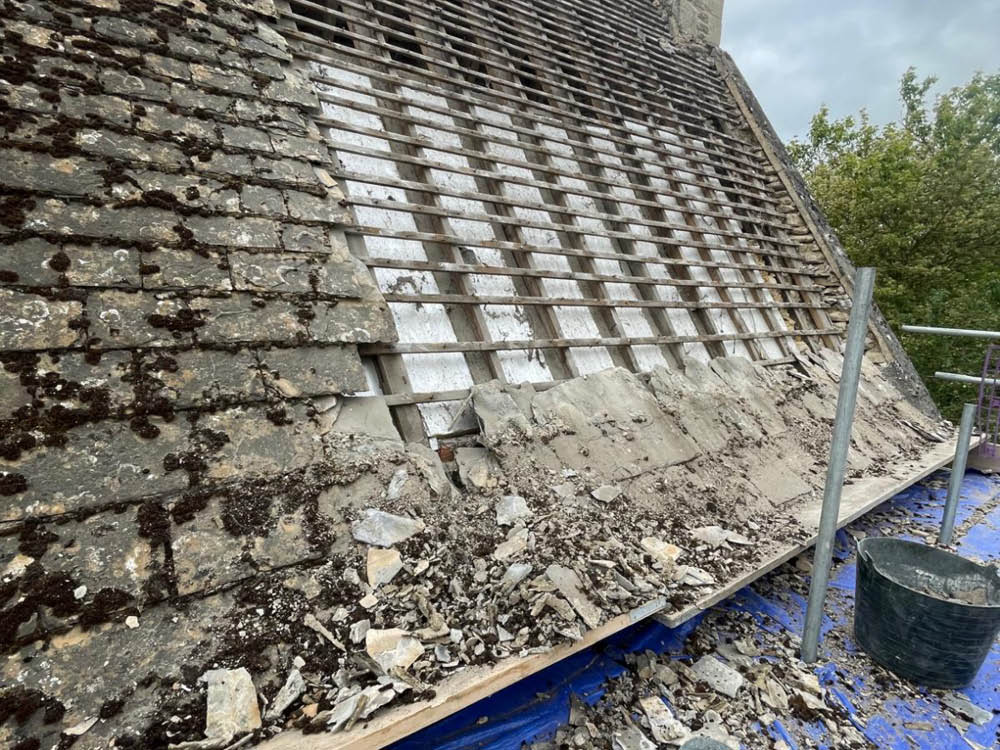 Collyweston re-slate Grade ll Listed Maor House in Northamptonshire - The slate removal process